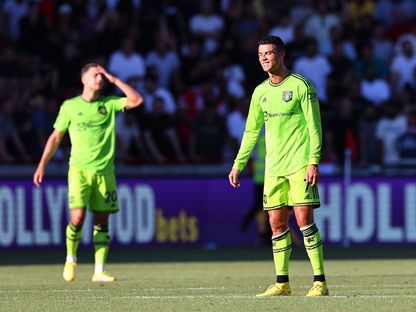 خيبة أمل لاعبي مانشستر يونايتد بعد الهزيمة أمام برنتفورد- 13 أغسطس 2022 - REUTERS