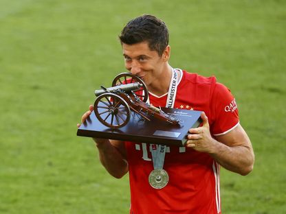 روبرت ليفاندوفسكي يحتفل بكأس هداف الدوري الألماني لموسم 2019-2020. - AFP