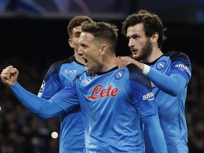 لاعبو نابولي يحتفلون بعد تسجيل الهدف الثالث أمام آينتراخت فرانكفورت في دوري أبطال أوروبا - 15 مارس 2023 - REUTERS