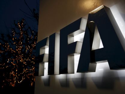 شعار الاتحاد الدولي لكرة القدم "فيفا" خارج مقره في زيوريخ بسويسرا - 17 ديسمبر 2015 - Reuters