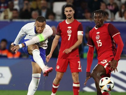 مبابي يسدد الكرة في مباراة فرنسا وكندا الودية قبل يورو 2024 - Reuters