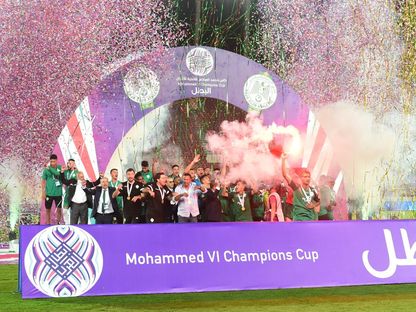 أعضاء نادي الرجاء الرياضي المغربي يحتفلون بعد إحرازهم كأس محمد السادس للأندية الأبطال - TWITTER/@RCAofficiel