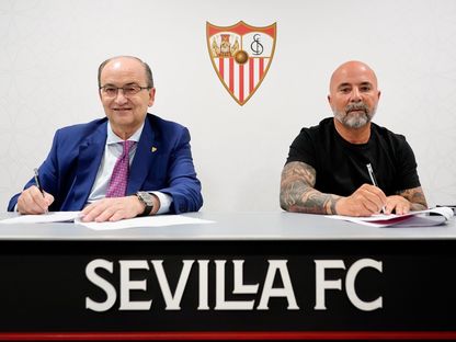 المدرب الأرجنتيني خورخي سامباولي يوقع على عقده مع إشبيلية - 6 أكتوبر 2022 - TWITTER/@SevillaFC_ENG