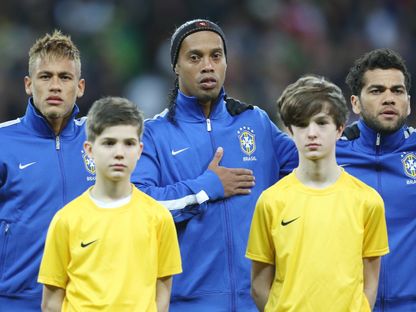 رونالدينيو متوسّطاً نيمار وداني ألفيس قبل مباراة ودية بين البرازيل وإنجلترا - 6 فبراير 2013 - Action Images / Carl Recine Livepic