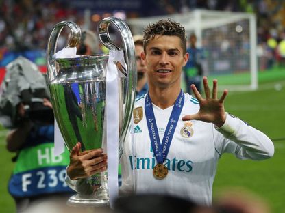 كريستيانو رونالدو يحمل آخر كأس لدوري أبطال أوروبا أحرزها مع ريال مدريد عام 2018 - REUTERS