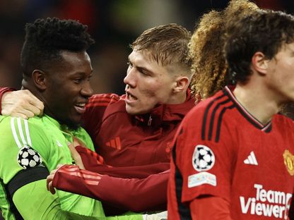 لاعبو مانشستر يونايتد يحتفلون بأندري أونانا بعد تصديه لركلة جزاء أمام كوبنهاغن في دوري أبطال أوروبا - Reuters
