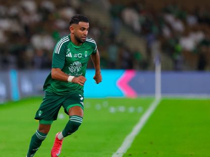 رياض محرز لاعب الأهلي يقود هجمة في مباراة التعاون بدوري روشن السعودي - 7 مايو 2025 - X/@ALAHLI_FC