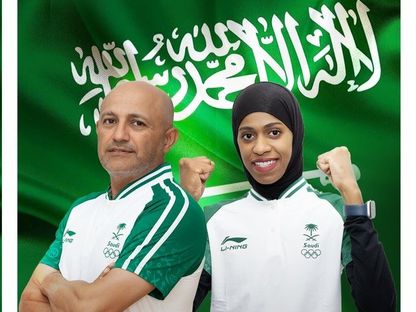 الفارس رمزي الدهامي ولاعبة التايكوندو دنيا أبو طالب وخلفها العلم السعودي - 25 يوليو 2024 - X/@saudiolympic