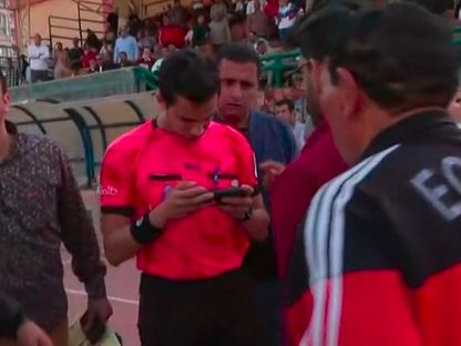 حكم مساعد يراجع لقطة عبر هاتف جوال في دوري المحترفين المصري - 16 أبريل 2026 - x@ONSports