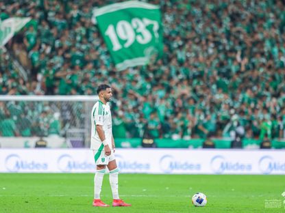 الجزائري رياض محرز نجم الأهلي السعودي خلال مواجهة بوريرام يونايتد التايلاندي في ربع نهائي دوري أبطال أوروبا - 26 أبريل 2025 - X/@ALAHLI_FC