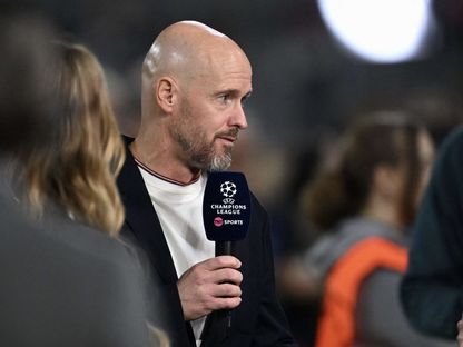 بول سكولز يحاور إيريك تن هاغ بعد خسارة مان يونايتد من بايرن ميونيخ بدوري أبطال أوروبا 2023 - Reuters