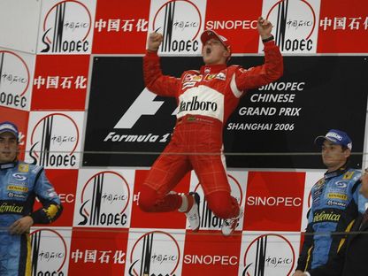 مايكل شوماخر يحتفل بفوزه في سباق جائزة الصين الكبرى عام 2006 - AFP