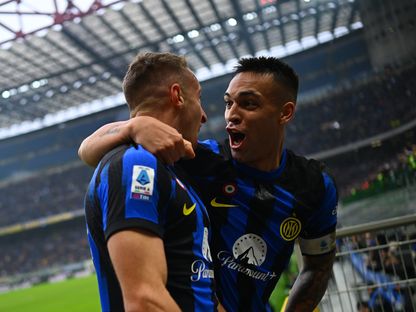 لاعبو إنتر ميلان الإيطالي يحتفلون بعد الفوز على هيلاس فيرونا - x/inter