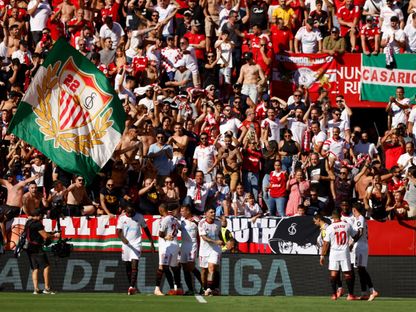 لاعبو إشبيلية يحتفلون بالتسجيل ضد برشلونة في الدوري الإسباني - 5 أكتوبر 2025 - Reuters