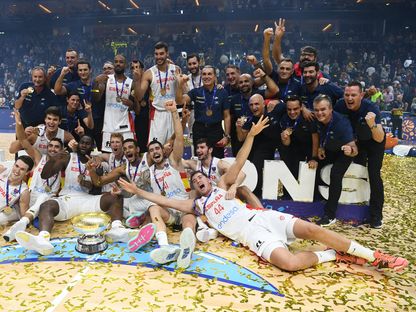 لاعبو إسبانيا يحتفلون بعد التتويج ببطولة أوروبا لكرة السلة - 18 سبتمبر 2022  - REUTERS