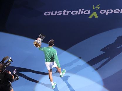 الصربي نوفاك دجوكوفيتش يحمل كأس نورمان بروكس لفردي الرجال في بطولة أستراليا المفتوحة للتنس في ملبورن - AFP