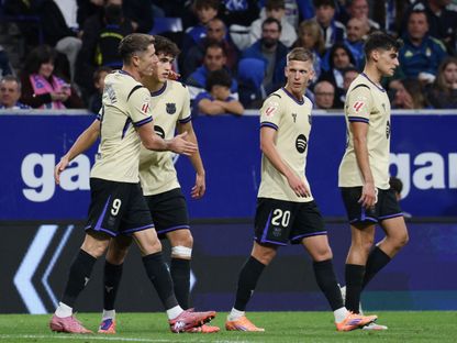 روبرت ليفاندوفسكي يحتفل مع لاعبي برشلونة بهدفه في مرمى ريال أوفيدو في الدوري الإسباني - 25 سبتمبر 2025 - Reuters