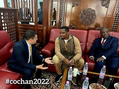 رئيس الاتحاد الكاميروني لكرة القدم صامويل إيتو في مطار الجزائر العاصمة - 15 يناير 2023 - Facebook/karim.djazairi