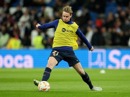 فرينكي دي يونغ لاعب برشلونة يقوم بعملية الإحماء قبل مواجهة ريال مدريد في ذهاب نصف نهائي كأس الملك - 2 مارس 2023 - reuters