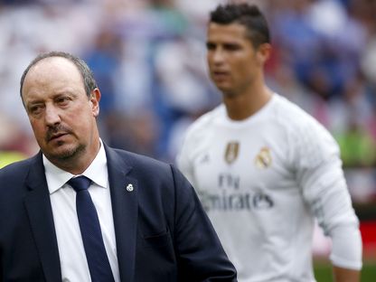 رافاييل بينيتيز مدرب ريال مدريد السابق وخلفه كريستيانو رونالدو - 26 سبتمبر 2015 - reuters