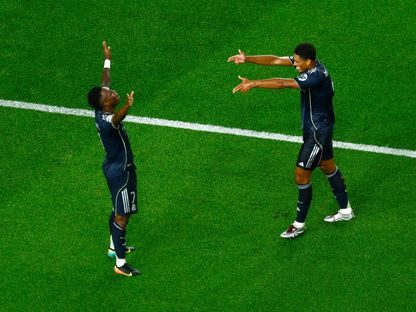 احتفال فينيسيوس جونيور بهدفه مع جود بيلينغهام خلال فوز ريال مدريد على سالزبورغ في مونديال الأندية - 27 يونيو 2025 - Reuters
