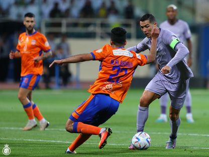 كريستيانو رونالدو في صراع على الكرة مع محمد كريم البقعاوي لاعب الفيحاء  - 9 أبريل 2023 - twitter/AlNassrFC
