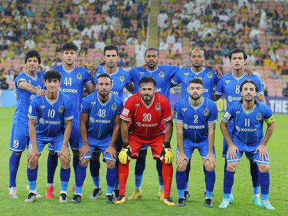 صورة جماعية للاعبي نادي القوة الجوية قبل انطلاق مباراة الاتحاد السعودي في دوري أبطال آسيا - 23 أكتوبر 2023 - Facebook/نادي القوة الجوية الرياضي