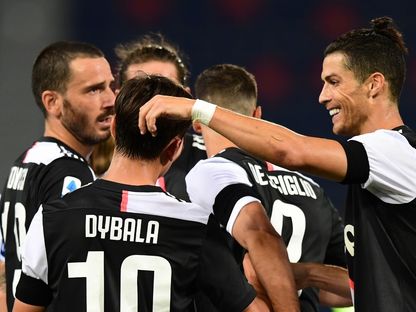 لاعبو يوفنتوس يحتفلون بهدفهم في مرمى بولونيا - 22 يونيو 2020 - AFP