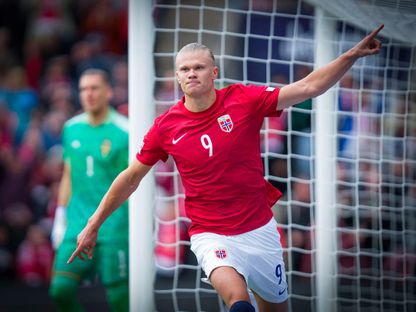 النرويجي هالاند يحتفل بهدفه في مرمى السويد بدوري الأمم الأوروبية- 12 يونيو 2022 - AFP