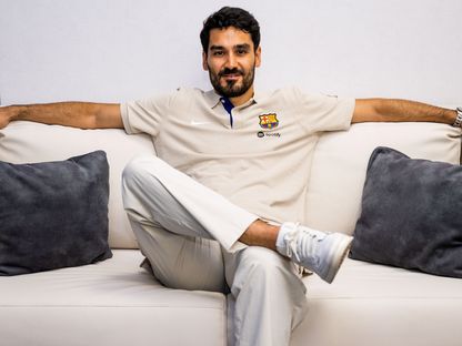 الألماني إيلكاي غوندوغان بعد وصوله إلى المطار في برشلونة - 15 يوليو 2023 - Twitter/@FCBarcelona