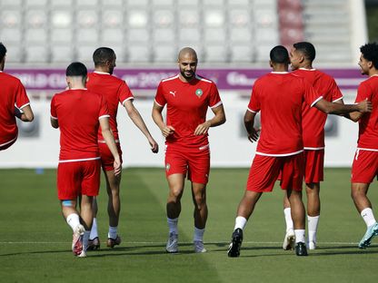 سفيان أمراباط ولاعبون آخرون خلال تدريب للمنتخب المغربي في قطر - 22 نوفمبر 2022 - REUTERS