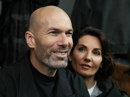 زين الدين زيدان وزوجته فيرونيك خلال عرض في أسبوع الموضة بباريس - 18 يناير 2024 - AFP