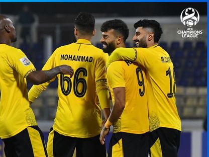 فرحة لاعبي نادي سباهان بتسجيل هدف في شباك أجمك في دوري أبطال آسيا - x/@theAFCCL_ar