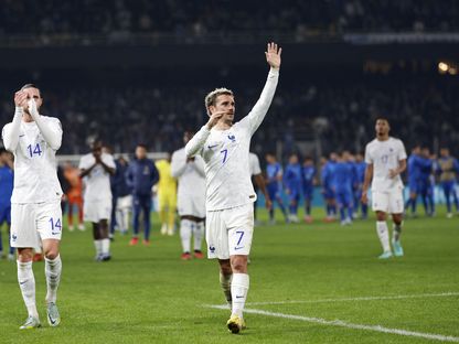 أنطوان غريزمان وأدريان رابيو يوجهان التحية لجماهير فرنسا عقب نهاية مباراة الينات في تصفيات كأس أوروبا  - 21 نوفمبر 2023