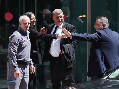 جوان لابورتا رئيس برشلونة يغادر مقر رابطة الدوري الإسباني بعد جلسة الاستماع في قصية نيغريرا - 19 أبريل 2023 - REUTERS