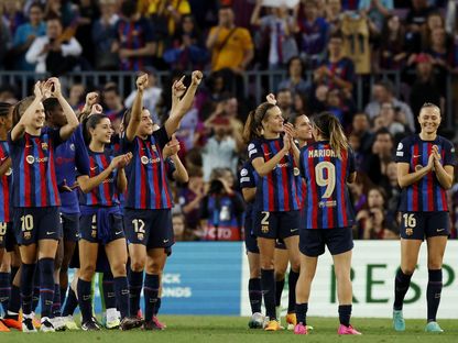 لاعبات برشلونة يحتفلن مع الجمهور بعد تأهلهنّ إلى نهائي دوري أبطال أوروبا للسيدات - 27 أبريل 2023 - Reuters 