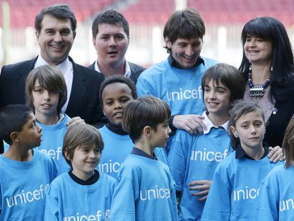 ماتياس ميسي (الثاني يساراً) متوسطاً رئيس برشلونة جوان لابورتا وليونيل ميسي ووالدته سيليا (يمين) - 11 مارس 2010 - Reuters 