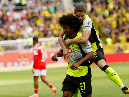 كريم آديمي لاعب دورتموند يحتفل مع مارسيل زابيتسر بهدفه في مرمى ماينز في الدوري الألماني - 27 سبتمبر 2025 - Reuters