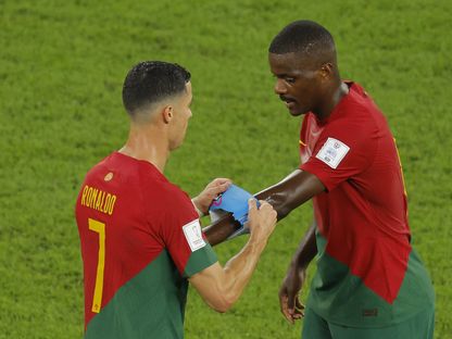 كريستيانو رونالدو يُسلم زميله ويليان كارفاليو شارة القائد في مواجهة غانا بكأس العالم 2022 - 24 نوفمبر 2022 - AFP