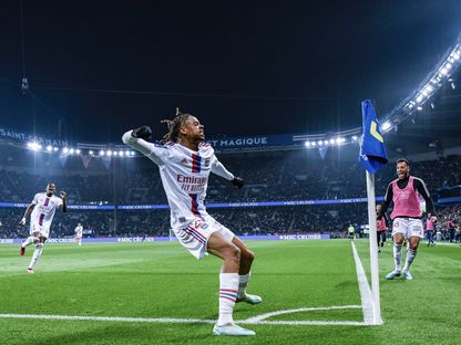 برادلي باركولا يسجل هدف فوز ليون على باريس سان جيرمان 2-4-2023 - Twitter/@OL_English 