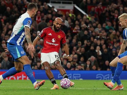 مهاجم مانشستر يونايتد بريان مبيومو يسجل هدفاً أمام برايتون في الدوري الإنجليزي الممتاز - 25 أكتوبر 2025 - Reuters