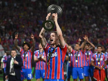 آدم وارتون يرفع كأس دوري المؤتمر الأوروبي بعد فوز كريستال بالاس على رايو فايكانو في النهائي - 27 مايو 2026 - REUTERS