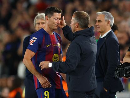 هانزي فليك وروبرت ليفاندوفسكي خلال مباراة برشلونة وريال بيتيس بالدوري الإسباني - 17 مايو 2026 - Reuters