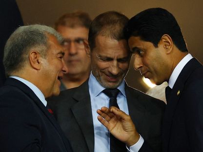 ناصر الخليفي رئيس باريس سان جيرمان وجوان لابورتا رئيس برشلونة وبينهما ألكسندر تشيفرين رئيس الاتحاد الأوروبي "يويفا" - 1 أكتوبر 2025 - Reuters