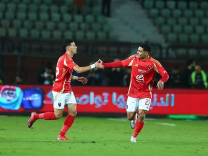 إمام عاشور يحتفل مع أحمد العش بتسجيل هدف للأهلي أمام بتروجت في الدوري المصري - 6 فبراير 2025 - x/ahlyegypt