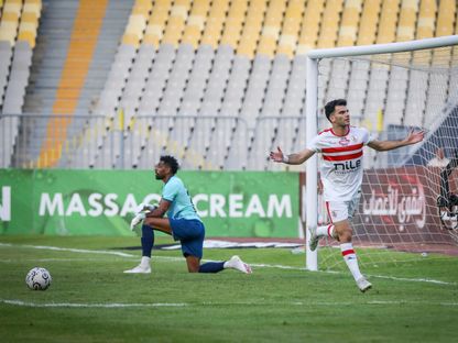 أحمد مصطفى "زيزو" لاعب الزمالك يحتفل بعد تسجيله هدفاً من ركلة جزاء في شباك فاركو - 3 يوليو 2024 - AWB