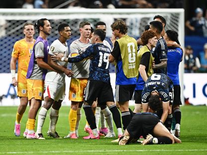لاعبو إنجلترا يحاولون إبعاد جود بيلينغهام عن لاعبي الأرجنتين بعد مواجهة الفريقين في كأس العالم - 15 يوليو 2026 - Reuters
