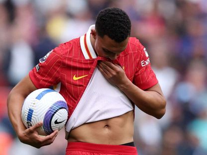 أرنولد في آخر ظهور له مع ليفربول بعد مباراة كريستال بالاس بالدوري الإنجليزي 25-5-2025 - Reuters