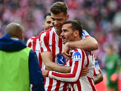 أنطوان غريزمان يحتفل مع ألكسندر سورلوث بتسجيله هدفاً لأتلتيكو مدريد في مرمى فالنسيا - 13 ديسمبر 2025 - REUTERS