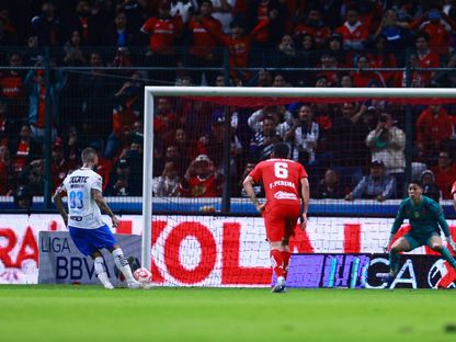 سيرخيو راموس يهدر ركلة جزاء في مباراة تولوكا ومونتيري في الدوري المكسيكي 25 سبتمبر 2025 - Reuters